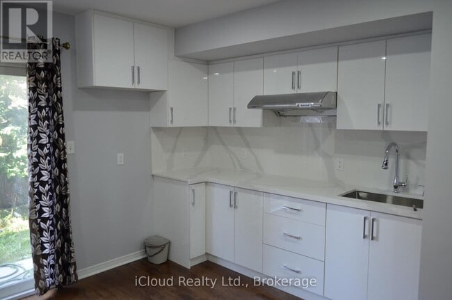 Building Photo - 319 Aspendale Cres