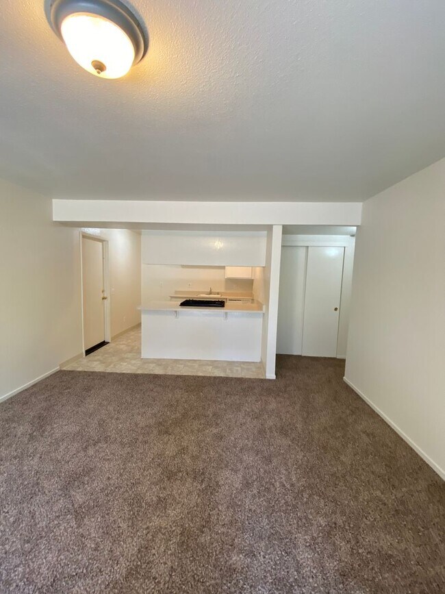 Foto del edificio - 4920 Summerwood Cir