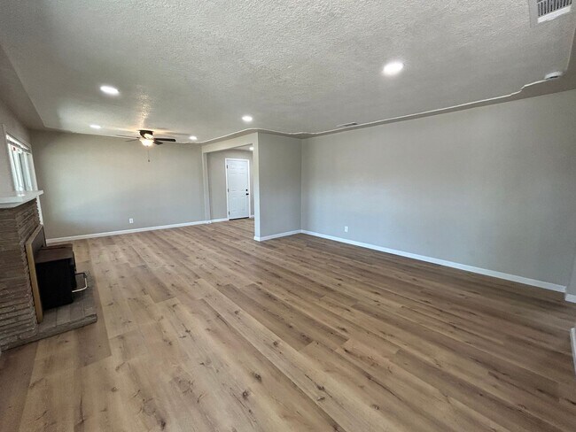 Building Photo - 1404 Grape Ave