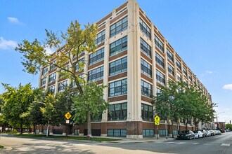 Building Photo - 3963 W Belmont Ave