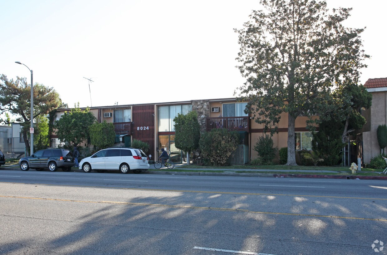 8024 Woodman Ave - Woodman Crest Apts