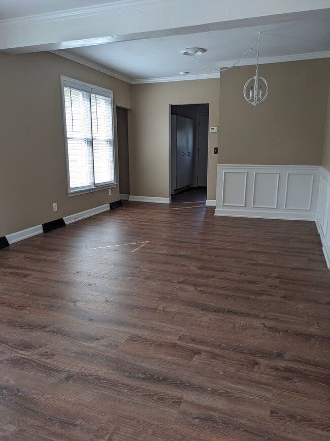 Open living/dining area - 859 Irvin St