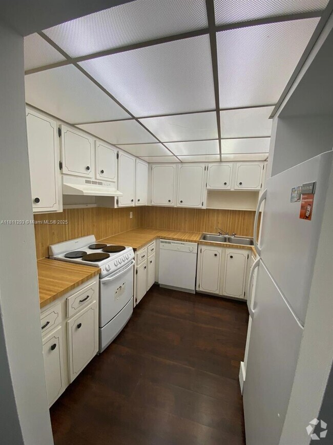 Building Photo - 6960 Miami Gardens Dr
