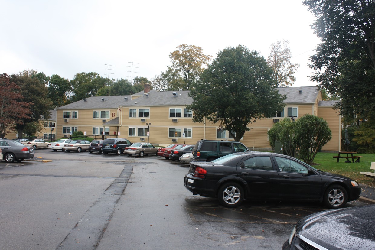 Building Photo - Maple Gardens I