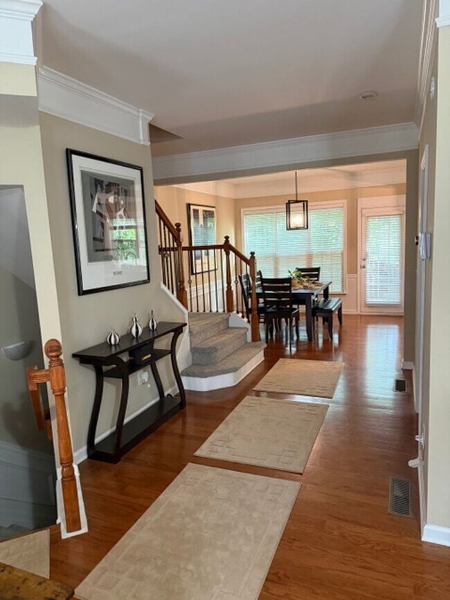 Building Photo - Beautiful Townhome Available in Vinings Overlook!