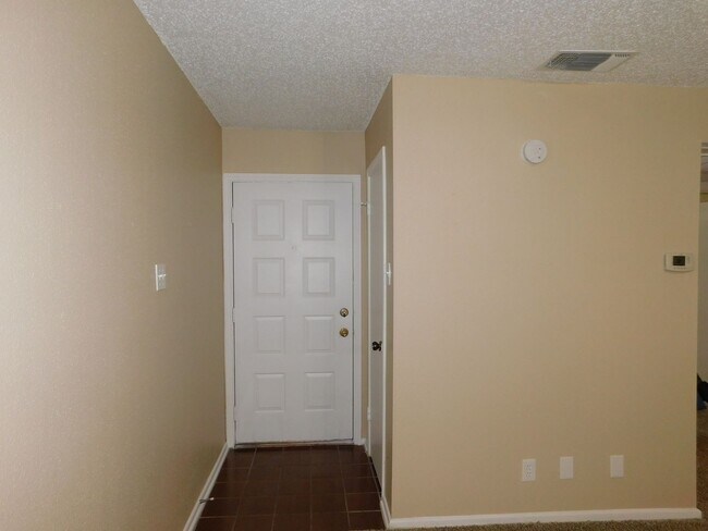 Building Photo - Country Hollow Condominiums
