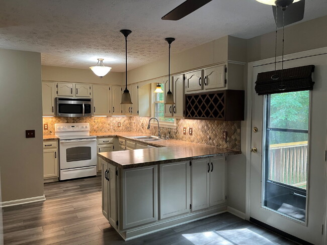 Building Photo - "Charming 2-Bed, 2.5-Bath Townhouse Retreat in Nashville - 1,242 Sq. Ft. of Comfort!" Lawn Care I...
