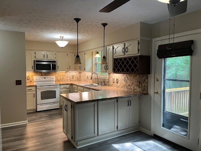 Foto del edificio - "Charming 2-Bed, 2.5-Bath Townhouse Retreat in Nashville - 1,242 Sq. Ft. of Comfort!" Lawn Care I...