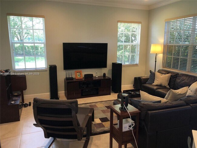 Foto del edificio - 3310 Lakeside Dr