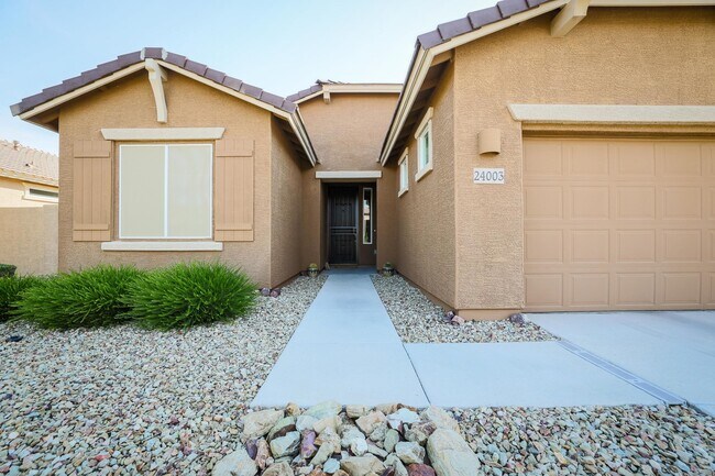https://images1.apartments.com/i2/GL1xfxvWYmNsDWby9JETh77n3uMMMUchAL_HzO_fgL8/117/24003-n-165th-ln-surprise-az-building-photo.jpg
