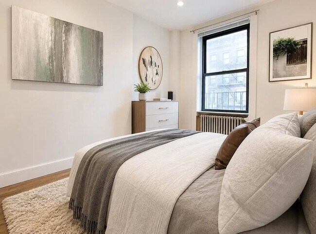 Building Photo - 406 W 39th St