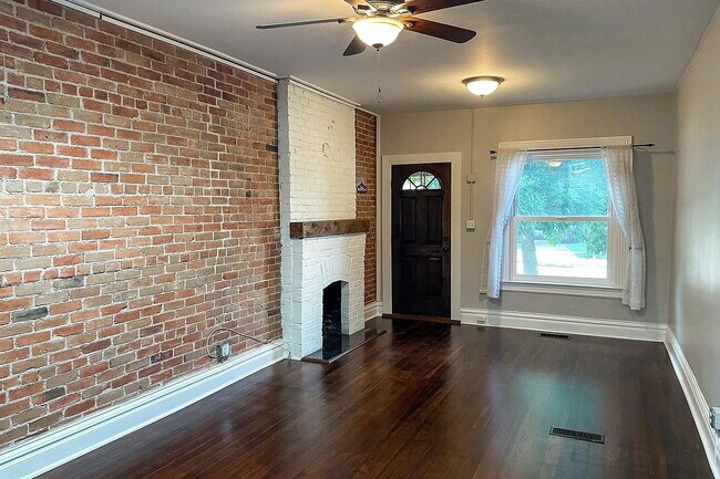 Foto del edificio - Cozy 1-Bedroom Townhouse Retreat with Granite Touches & Hardwood Elegance in Denver!
