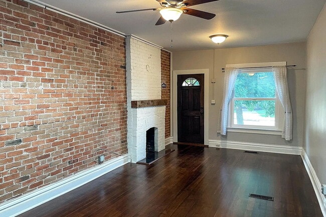 Building Photo - Cozy 1-Bedroom Townhouse Retreat with Granite Touches & Hardwood Elegance in Denver!