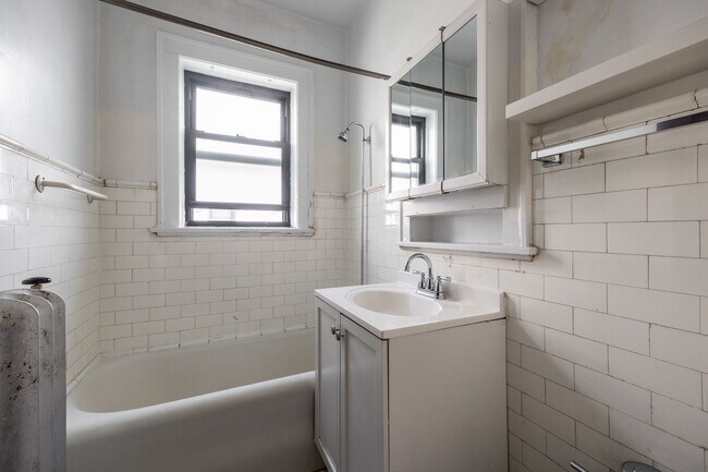 Building Photo - 4521 N Paulina St