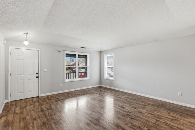 Foto del edificio - Beautiful 3 Bedroom, 2 Bath Home with Open Concept & Spacious Backyard