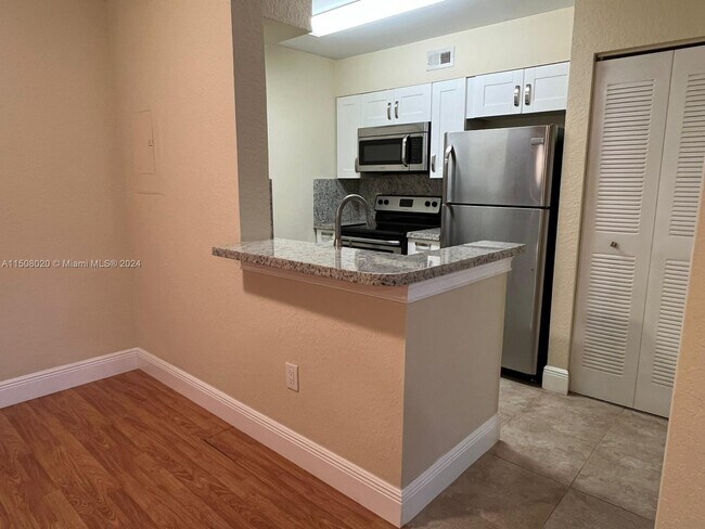 Foto del edificio - 2831 N Oakland Forest Dr