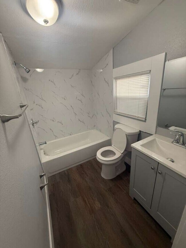 Building Photo - Freshly renovated 3/1 home!