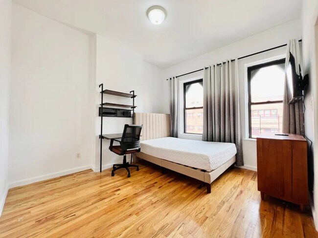 Foto del edificio - Furnished room/NOT APARTMENT