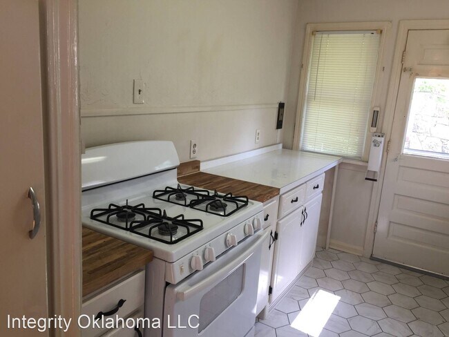 Building Photo - 2 br, 1 bath House - 3700 N. Drexel Blvd.