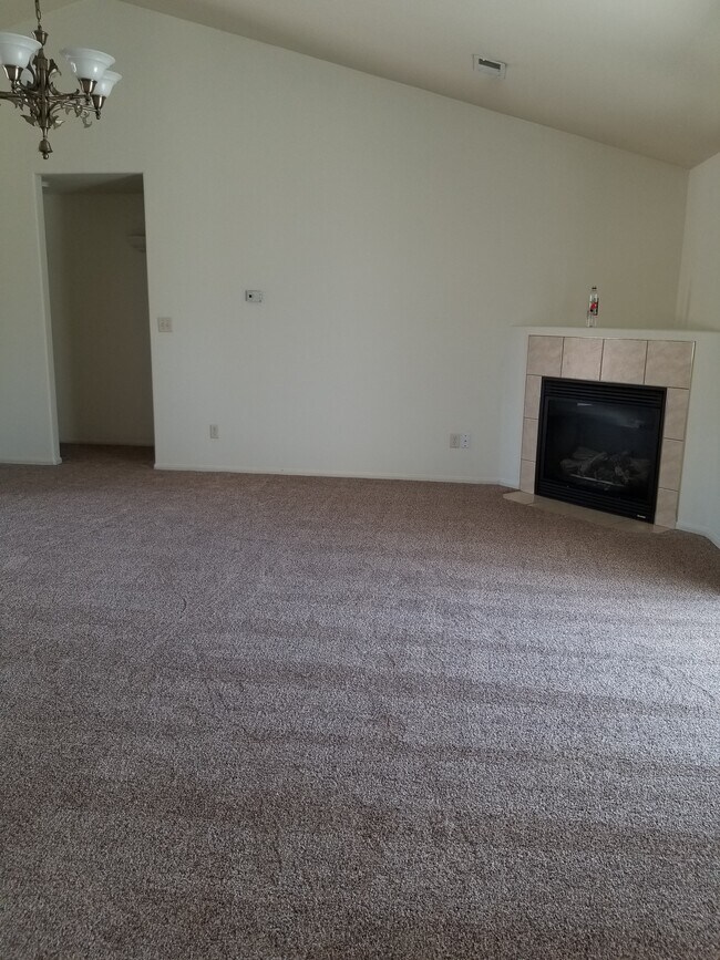 Sala de estar con chimenea a gas - 399 Skyler St