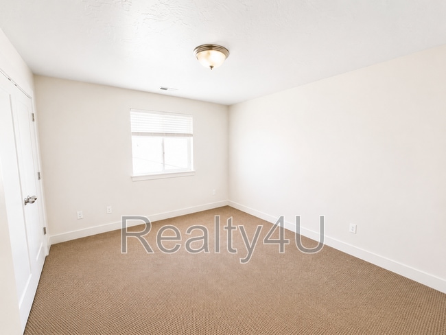 Building Photo - 44 W 470 N
