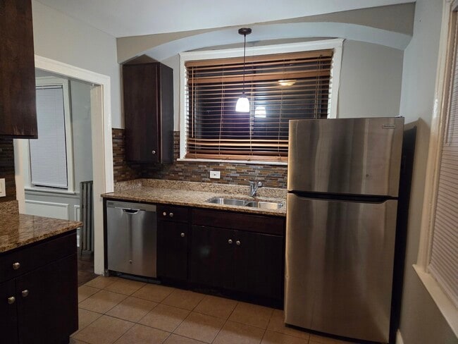 Building Photo - 5653 N Spaulding Ave