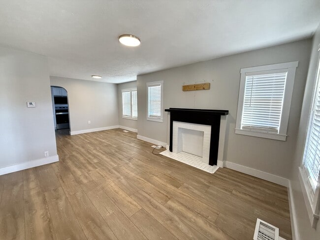 Building Photo - 1102 E Mt Vernon St