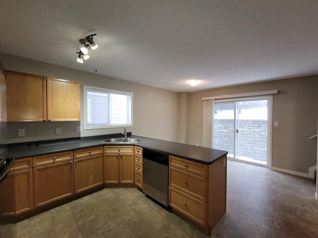 Building Photo - 130 Hyndman Cres NW