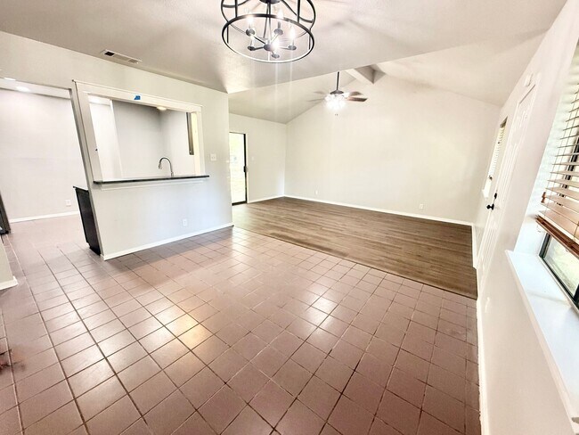 Building Photo - Newly renovated 2-bed/2-bath