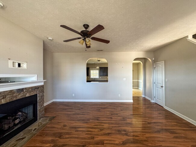 Building Photo - Beautiful 5 Bed 2.5 Bath Home with Main Level Primary Bedroom