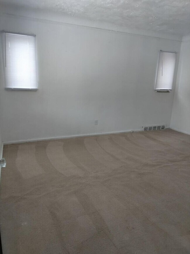 Building Photo - 3 bedroom available Now located on the city’s east side