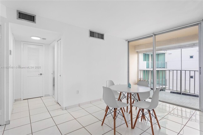 Building Photo - 9440 W Bay Harbor Dr