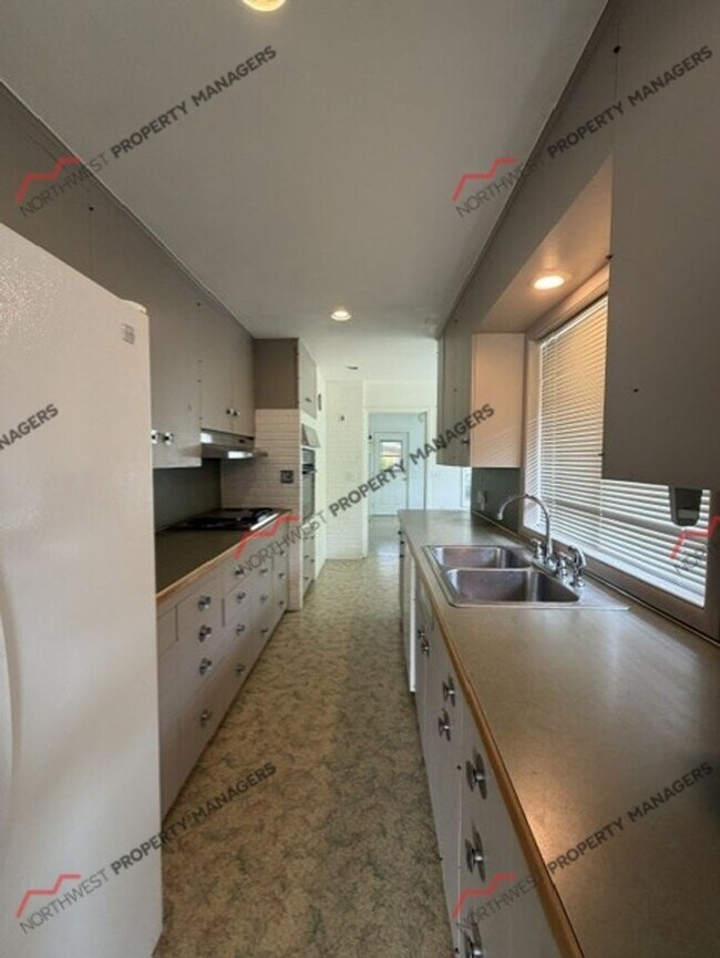 Foto del edificio - STATUS: AVAILABLE | R138B | $2195 + $100 flat rate for W/S
