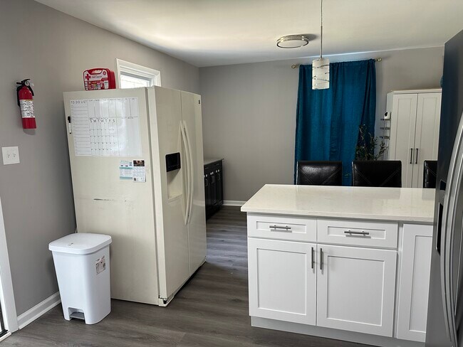 Foto del edificio - 713 Biddle Rd