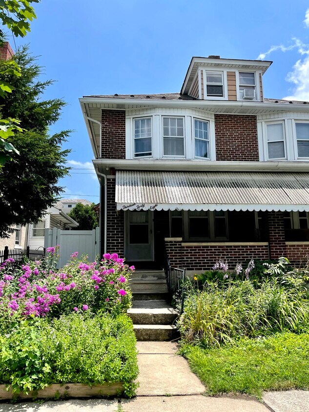 Primary Photo - 1348 Easton Ave