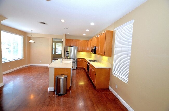 Foto del edificio - 4Br/3-1/2 bathroom Home