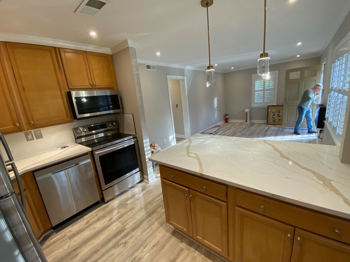 Living Room and kitchen - 430 Lindbergh Dr NE