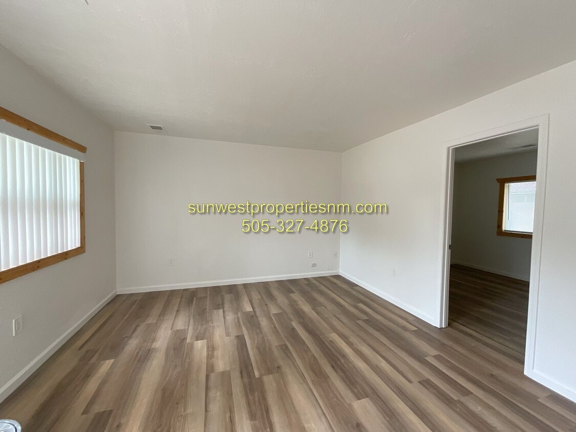 Foto principal - 2 Bedroom, 1 Bath, New Paint and Flooring