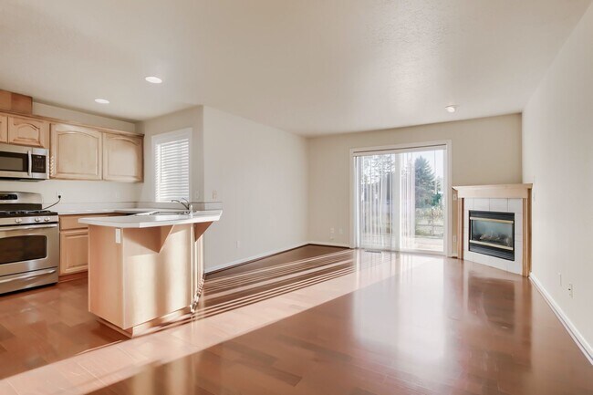 Foto del edificio - 3BR/2.5BA Bethany Townhome — Attached Garage, Fenced Yard & Gas Fireplace (NW Portland / Bethany)