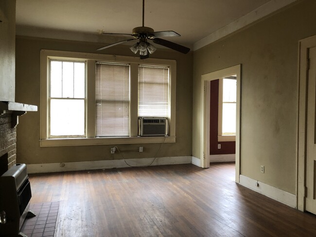 Building Photo - 118 W Cypress Ave