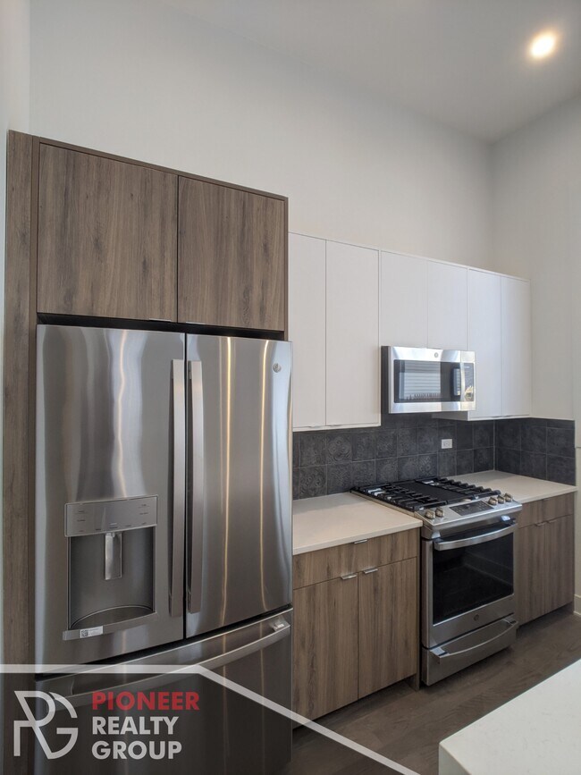 Foto del edificio - 2120 W Belmont Ave