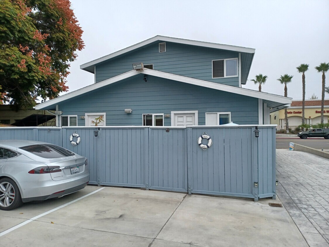 315 S Pacific Coast Hwy Unit B.1341078, Redondo Beach, CA 90277 Room