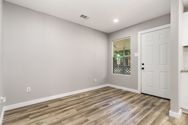 Foto del edificio - 4-Bedroom, 2-Bath Home in South Dallas with Convenient Access to Major Highways and City Amenities