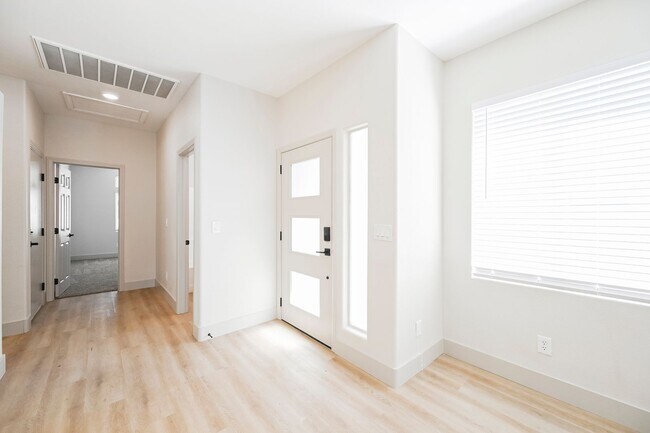 Building Photo - Single Story 3 Bedroom 8833 Square Knot