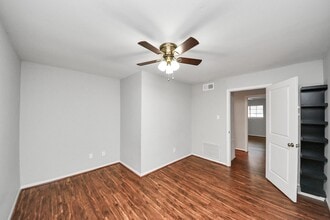 Building Photo - 515 Tallowood Rd