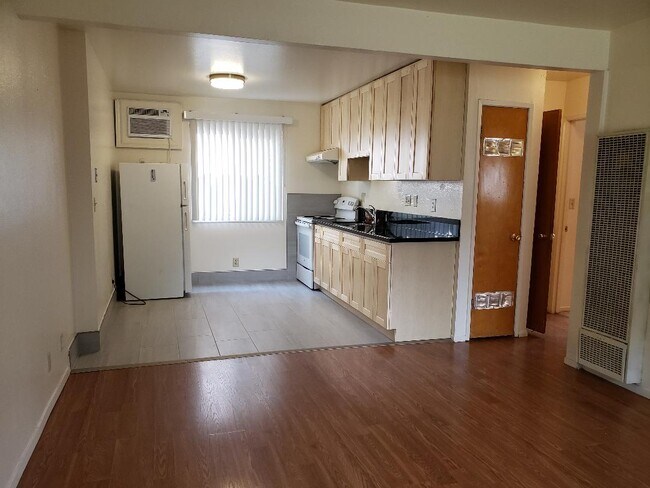 sala de estar con vista a la cocina - 720 Rancheria Dr