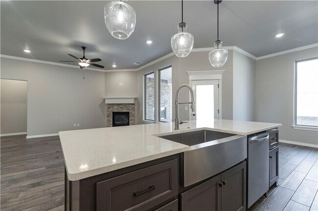 Building Photo - Very Nice 4 Bedroom, 3 Bathroom 3 Car Gara...