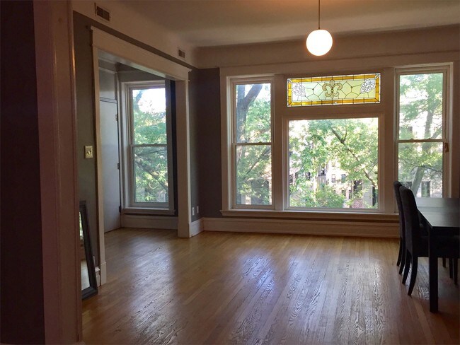 Building Photo - 726-728 W Briar Pl