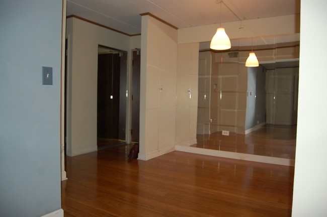 Building Photo - 841 N York St