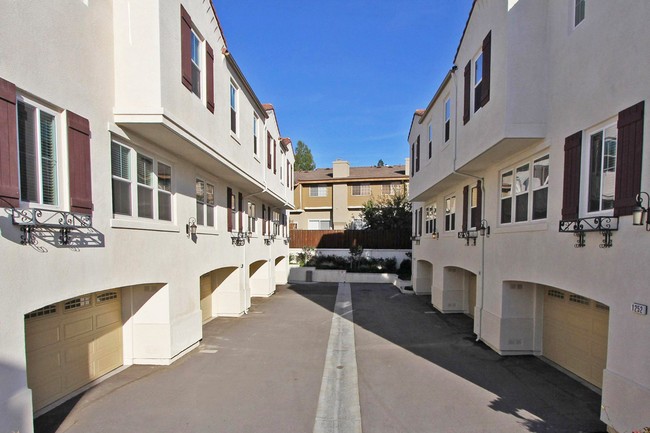 Building Photo - 1228 Paseo Rancho Serrano